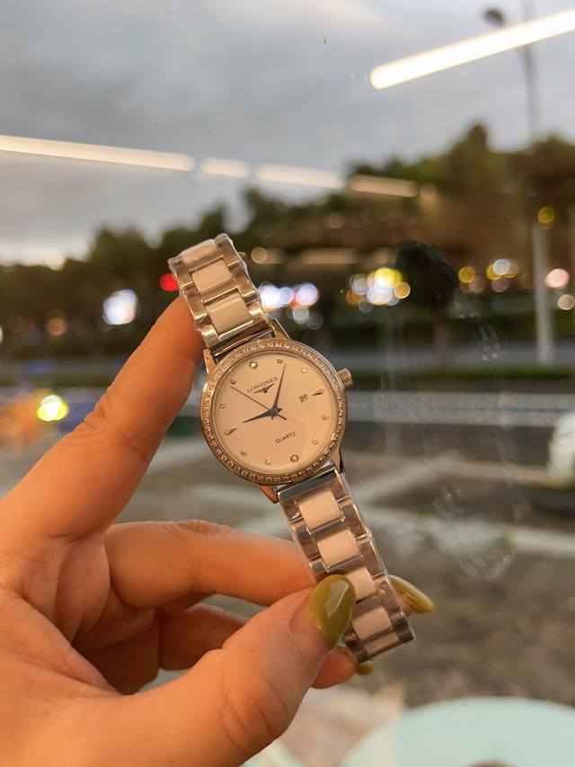 白 -金 钢带+20陶瓷+30 实物拍摄 品牌： 浪琴-Longines 表壳：316精钢 做工优质 表带：进口小牛皮 316精钢 两种可选 机芯：进口石英机芯