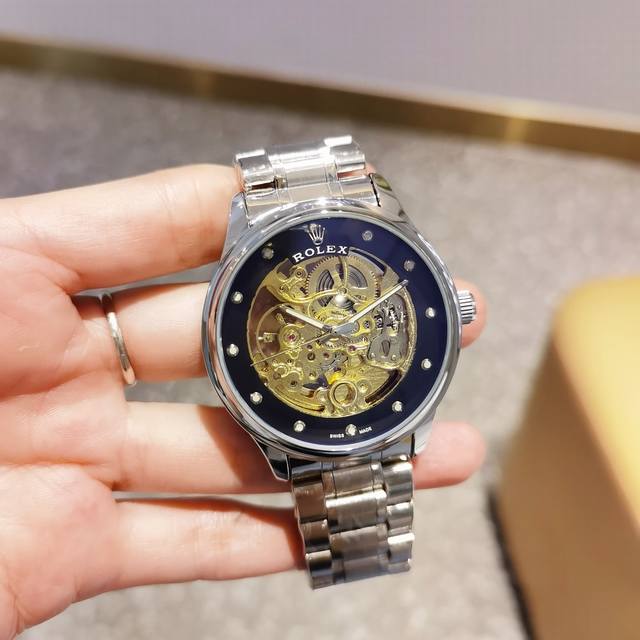 精钢表带十蝴蝶扣 白： ，全黑： ，劳力士一rolex，全自动雕花机芯，蕴含最优质的材料与一丝不苟的工艺！超强矿物质幻彩玻璃，真空电镀，精密防水，直径：43Mm