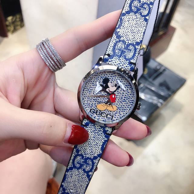 Gucci 古驰 2020×Disney最新联名限定款以米奇为主题限量发售，表盘饰以趣味盎然的米奇图案，丰富形式精彩呈现这位动画角色。进口石英机芯，直径38Mm