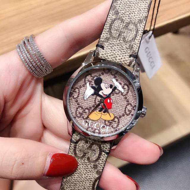 Gucci 古驰 2020×Disney最新联名限定款以米奇为主题限量发售，表盘饰以趣味盎然的米奇图案，丰富形式精彩呈现这位动画角色。进口石英机芯，直径38Mm