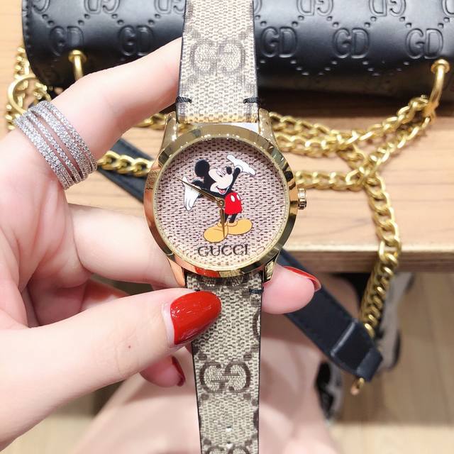 Gucci 古驰 2020×Disney最新联名限定款以米奇为主题限量发售，表盘饰以趣味盎然的米奇图案，丰富形式精彩呈现这位动画角色。进口石英机芯，直径38Mm