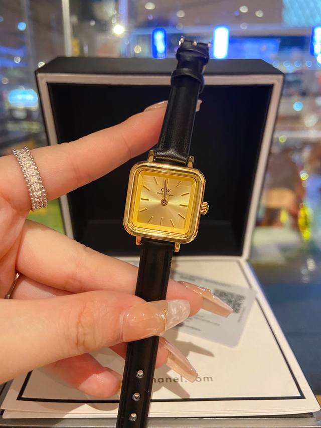 皮带 Dw 新品低调奢华天梭女款古董表，小方表 瑞士石英机芯，合金材质与白金电镀，整体质感和气质都变了，精致感upup搭配小巧壳形，上手效果完美！尺寸28Mm