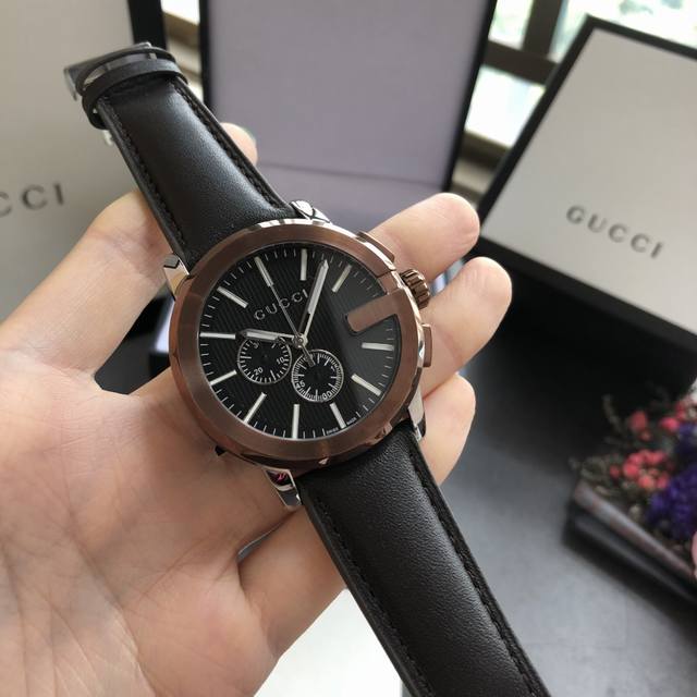 白 金 古驰 Gucci G-Chrono系列皮革男士，43*9Mm，316精钢表壳，精钢镀膜玻璃，进口多功能机芯，原装按扣，原单品质；