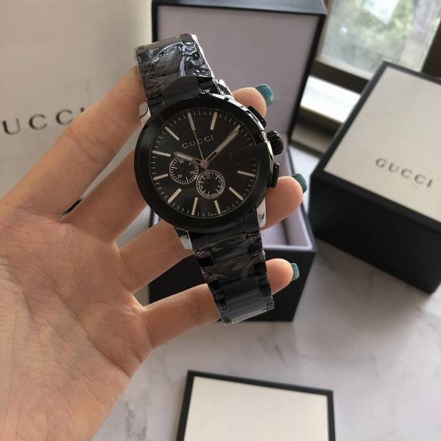 白 黑 ，Gucci古弛海报款石英计时男表，表径44Mm，标志性大g表盘设计，白色扭索装饰表盘，316精钢表壳，高级镀膜玻璃，防水50米，