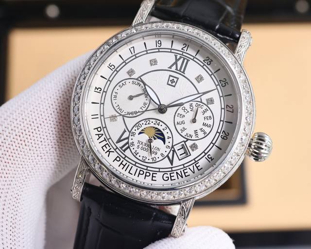 白 -金 。百达翡丽patek Philippe复杂功能系列-纯手工-雕花腕表-惊艳登场，42毫米的表径适配大众男性手寸，非常商务可亦休闲。整表表壳手工雕刻花纹