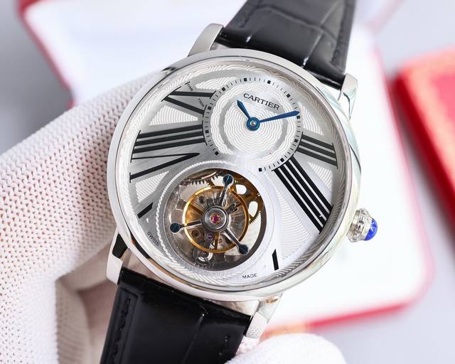 卡地亚rotonde De Cartier Tourbillon Cadran Love陀飞轮腕表表壳精炼，为充满想象力的设计师提供了承载机械部件的理想舞台。此