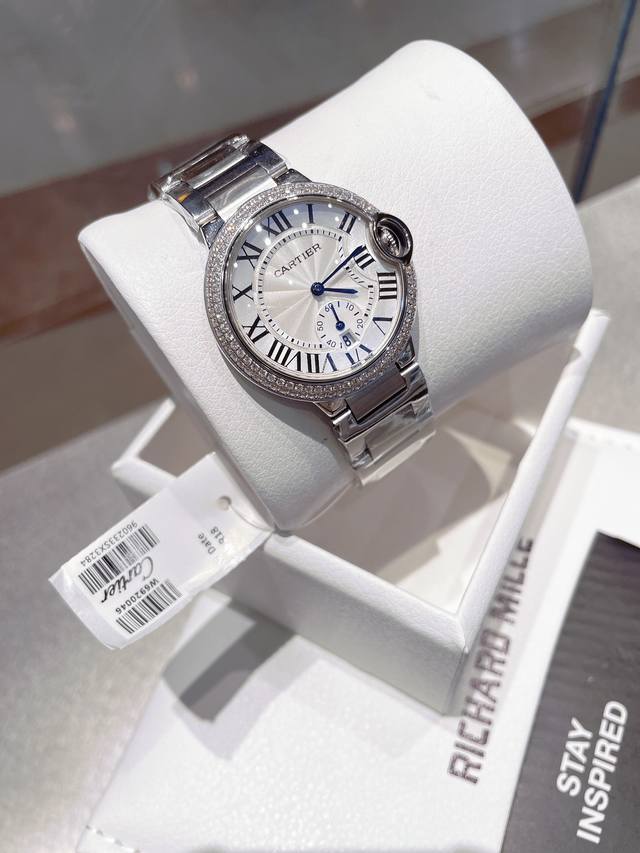 单排钻 双排钻 钢带40 台湾厂出品三码合一 女款36Mm Cartier 卡地亚蓝气球系列：新款石英腕表二针半日历显示，爱表者期待的二针半小秒带日历功能已上架