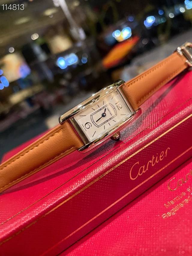 白 金 钻30 卡地亚-Cartier Tank Américaine腕表，小号表款，采用蓝宝水石晶镜面，瑞士石英机芯。原版开模，精钢表壳，八角形表冠，镶嵌一颗