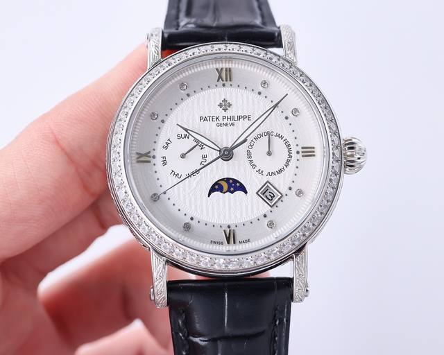 A8出品 白 金玫 百达翡丽patek Philippe复杂功能系列-纯手工-雕花腕表-惊艳登场，42毫米的表径适配大众男性手寸，非常商务可亦休闲。整表表壳手工