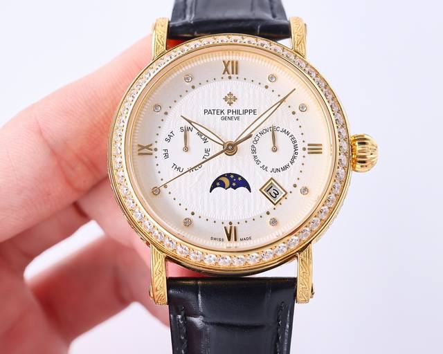 A8出品 白 金玫 百达翡丽patek Philippe复杂功能系列-纯手工-雕花腕表-惊艳登场，42毫米的表径适配大众男性手寸，非常商务可亦休闲。整表表壳手工