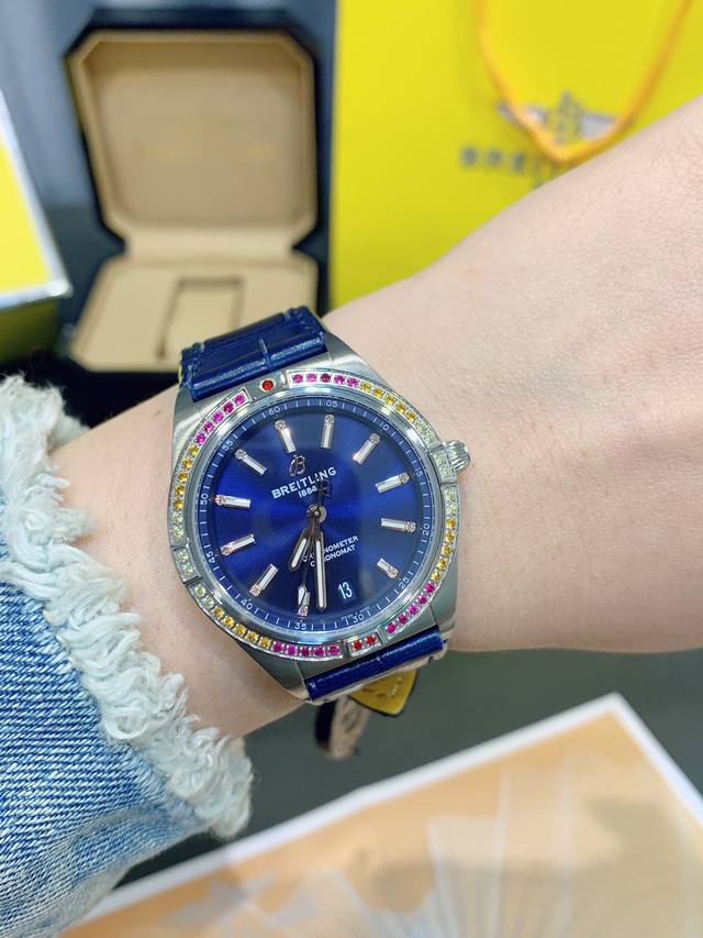 午夜蓝 全新百年灵机械计时腕表-南海胶囊系列 Chronometer Automatic 36 具有醒目的色彩和夜光.让人联想起夏日 海洋生物和葱郁草木所营造的