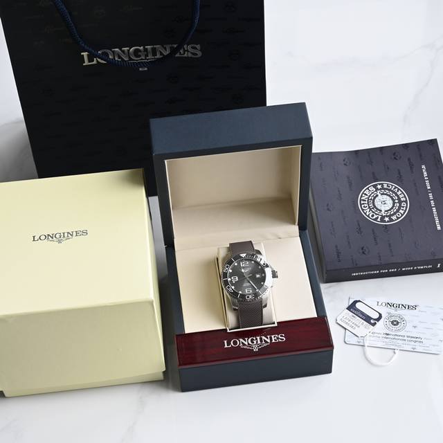 浪琴-Longines，康卡斯潜水系列男士腕表，浪琴中的水鬼，防水达300米，表径43Mm，自动机械2824机芯型号s T 1900，后盖原装壳套、简约时尚，商