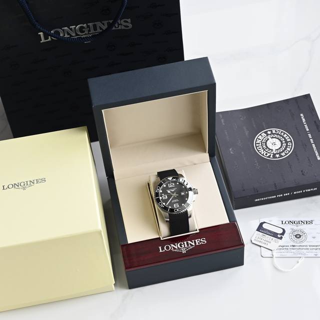 浪琴-Longines，康卡斯潜水系列男士腕表，浪琴中的水鬼，防水达300米，表径43Mm，自动机械2824机芯型号s T 1900，后盖原装壳套、简约时尚，商