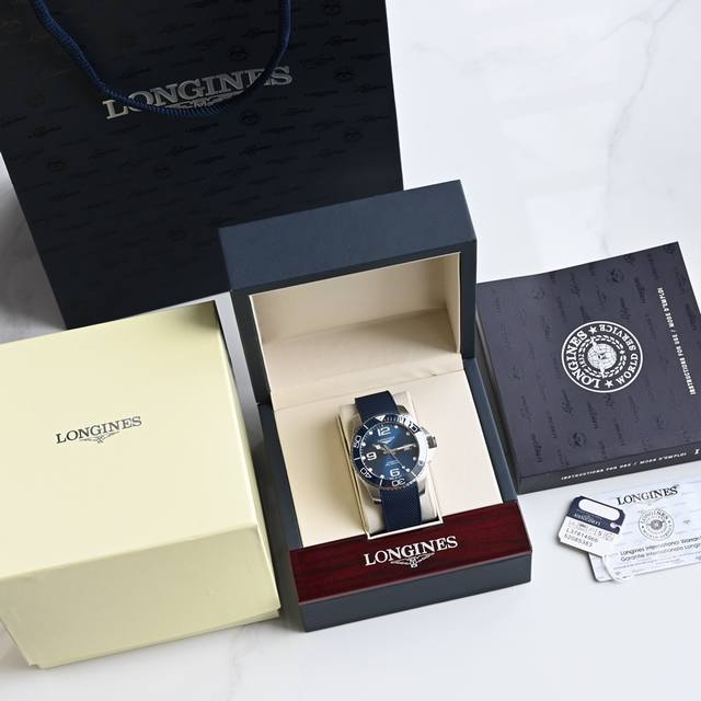 浪琴-Longines，康卡斯潜水系列男士腕表，浪琴中的水鬼，防水达300米，表径43Mm，自动机械2824机芯型号s T 1900，后盖原装壳套、简约时尚，商