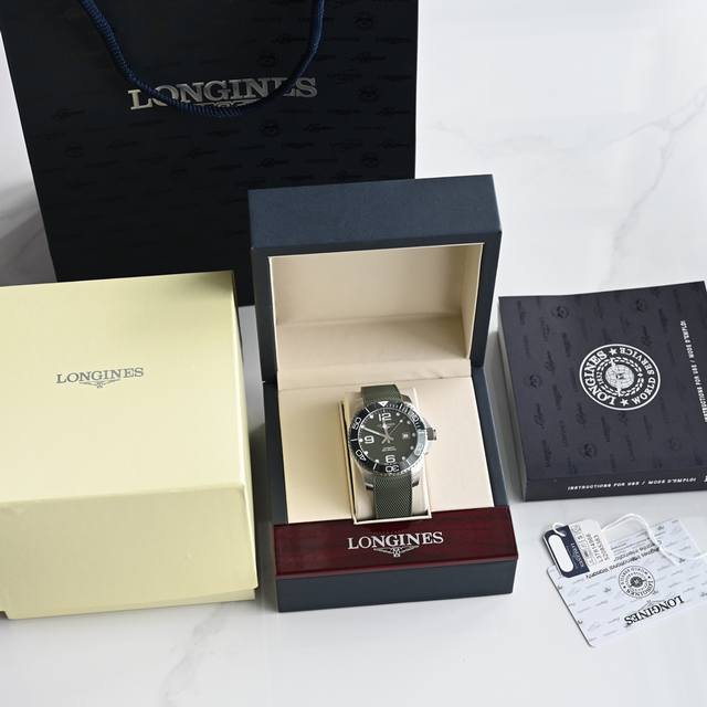 浪琴-Longines，康卡斯潜水系列男士腕表，浪琴中的水鬼，防水达300米，表径43Mm，自动机械2824机芯型号s T 1900，后盖原装壳套、简约时尚，商