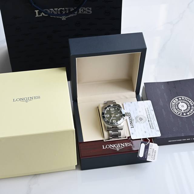 浪琴-Longines，康卡斯潜水系列男士腕表，浪琴中的水鬼，防水达300米，表径43Mm，自动机械2824机芯型号s T 1900，后盖原装壳套、简约时尚，商