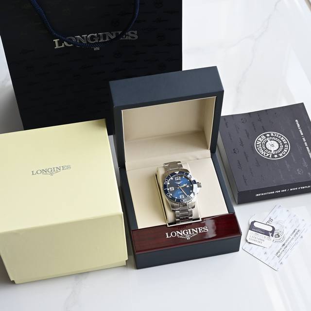 浪琴-Longines，康卡斯潜水系列男士腕表，浪琴中的水鬼，防水达300米，表径43Mm，自动机械2824机芯型号s T 1900，后盖原装壳套、简约时尚，商