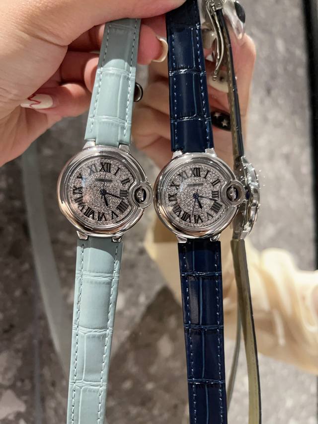 Ballon Bleu De Cartier卡地亚蓝气球腕表奢华系列，百搭尺寸33Mm，简约又别具品味，摒弃了现代盛行的繁复华丽的修饰，以简约重新诠释唯美，打造