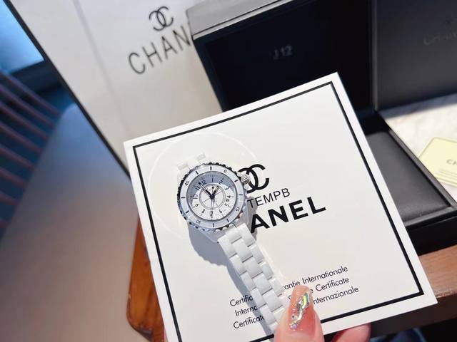 Chanel J12 Untitled 陶瓷腕表德国陶瓷工艺 日本石英机芯 原装拉力扣 问世至今 一直演绎全新风范 时尚女神的必备 尺寸：33Mm！