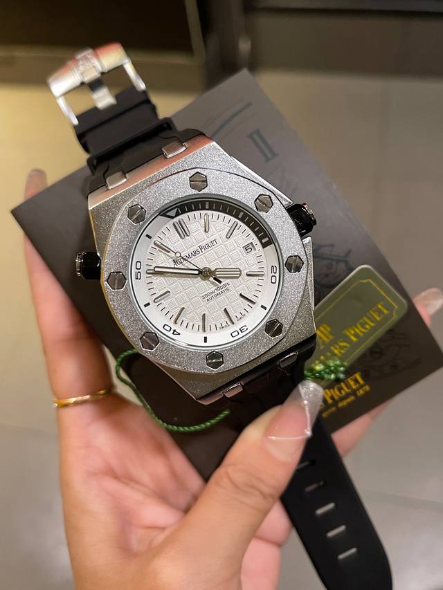 爱彼a Audemars Piguet 15710St.Oo.A002Ca.01皇家橡树离岸型 男士机械腕表，搭配全自动机械机芯 反炫光玻璃 采用磨砂表壳，搭配