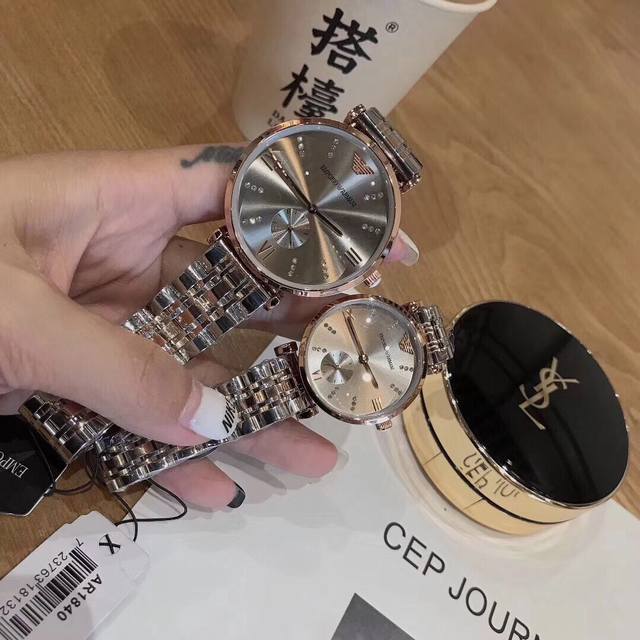 Armani 阿玛尼经典表简约时尚石英情侣对表 表盘直径：男40Mm 女32Mm，表壳表带材质;釆用316 精钢打造，机芯：原装进口石英机芯，走时精准，尽显时尚