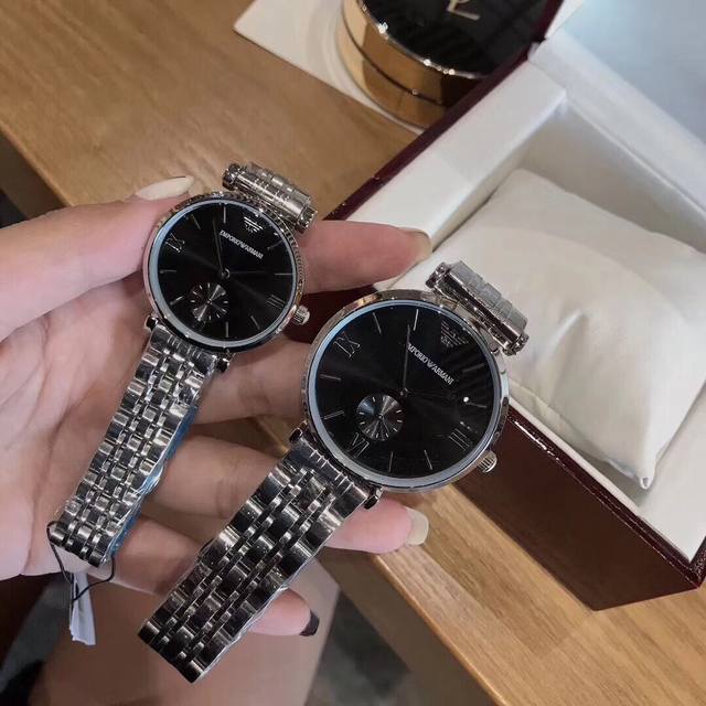 Armani 阿玛尼经典表简约时尚石英情侣对表 表盘直径：男40Mm 女32Mm，表壳表带材质;釆用316 精钢打造，机芯：原装进口石英机芯，走时精准，尽显时尚