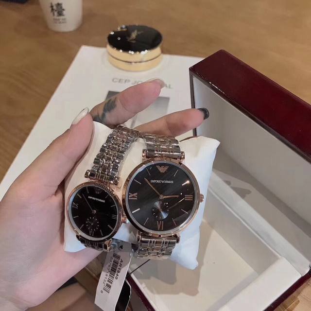 Armani 阿玛尼经典表简约时尚石英情侣对表 表盘直径：男40Mm 女32Mm，表壳表带材质;釆用316 精钢打造，机芯：原装进口石英机芯，走时精准，尽显时尚