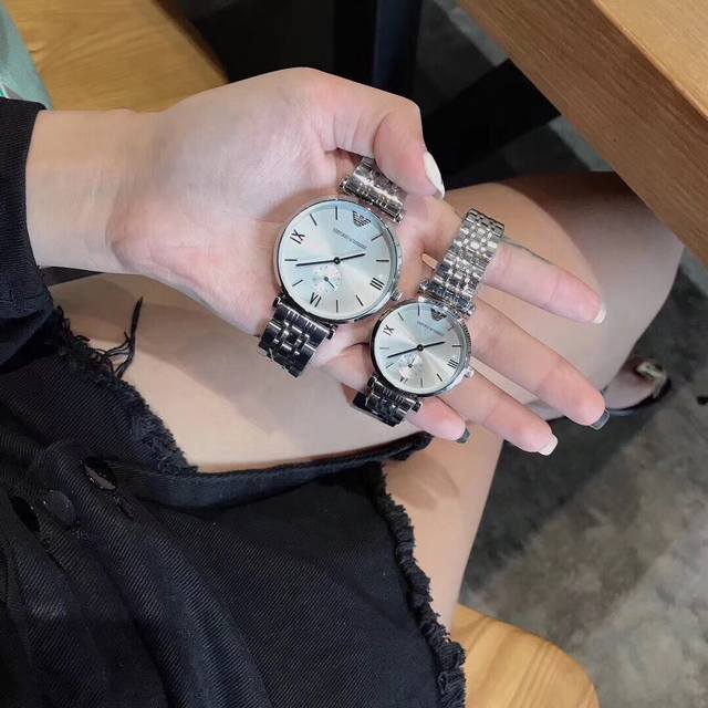 Armani 阿玛尼经典表简约时尚石英情侣对表 表盘直径：男40Mm 女32Mm，表壳表带材质;釆用316 精钢打造，机芯：原装进口石英机芯，走时精准，尽显时尚