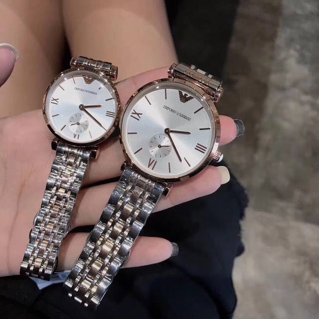 Armani 阿玛尼经典表简约时尚石英情侣对表 表盘直径：男40Mm 女32Mm，表壳表带材质;釆用316 精钢打造，机芯：原装进口石英机芯，走时精准，尽显时尚