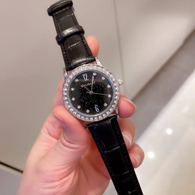 宝格丽 Bvlgari 女神专属的唯美单品，高贵奢华而内敛。以简约的轮廓记录下时光的流转，仿佛女人的腕上精灵，举手投足之间挥洒出浪漫与优雅，增添了迷人沉稳的气质