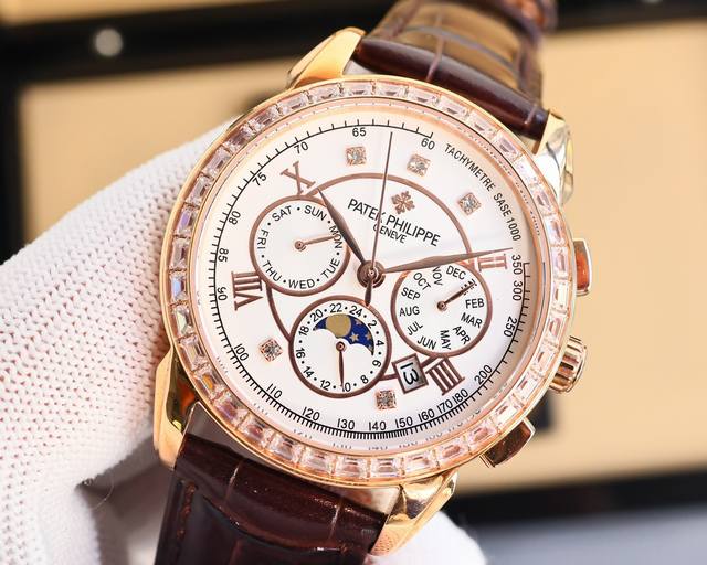 金 钻+50。 百达翡丽patek Philippe惊艳登场，42毫米的表径适配大众男性手寸，非常商务可亦休闲。整表表壳手工雕刻花纹，视觉冲击力强，令人过目不忘