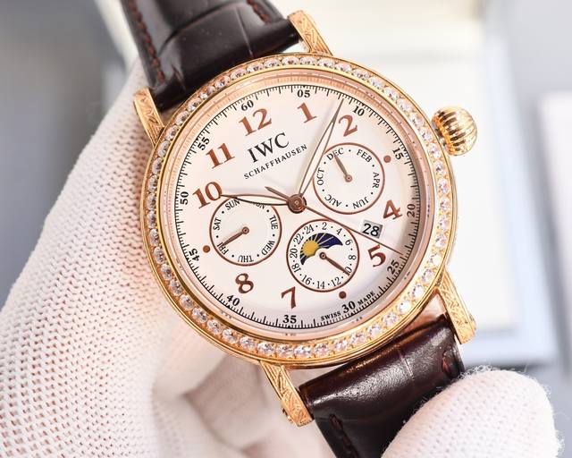 金 。 铁划银钩 苍劲有力 高颜值新品： Iwc~万国 Rp6 雕花 六针多功能高级纯手工雕花腕表-惊艳登场，为您呈现不一样的风彩。 Iwc~万国复杂功能系列-