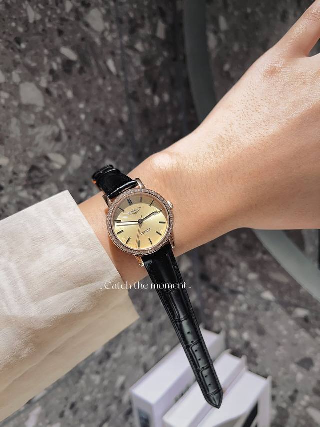 金 钢带+20钻+30 浪琴-Longines. 最新情侣款携手而来，简约精致，品质精湛，热卖全城，采用进口石英机芯，顶级316精钢表壳，进口小牛皮表带，矿物质