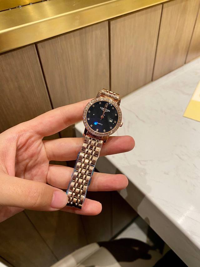 玫瑰金色longines品牌博雅系列女装石英腕表，尺寸29Mm。经典设计，和流利线条的完美化身，彰显着浪琴的典型特质，诠释着优雅定义石英机芯，走时精准，表壳镶嵌