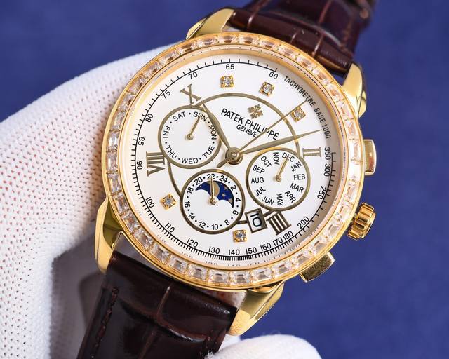 FFF金 钻50百达翡丽Patek Philippe惊艳登场，42毫米的表径适配大众男性手寸，非常商务可亦休闲。整表表壳手工雕刻花纹，视觉冲击力强，令人过目不忘