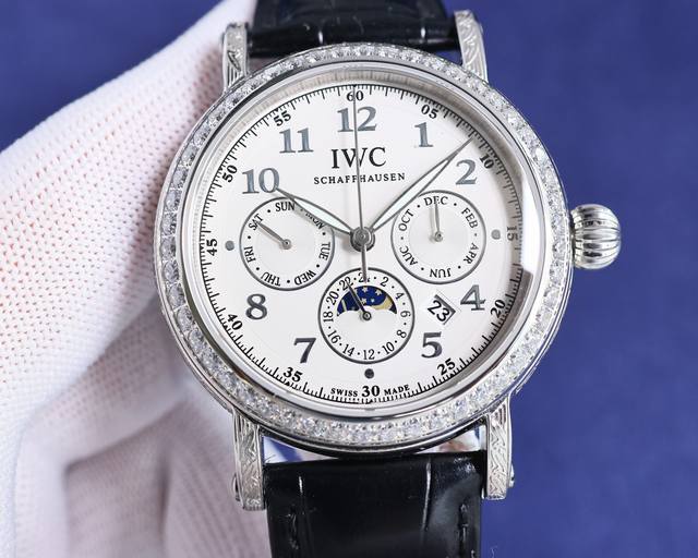 FFF金 铁划银钩 苍劲有力 高颜值新品： IWC~万国 RP6 雕花 六针多功能高级纯手工雕花腕表-惊艳登场，为您呈现不一样的风彩。 IWC~万国复杂功能系列