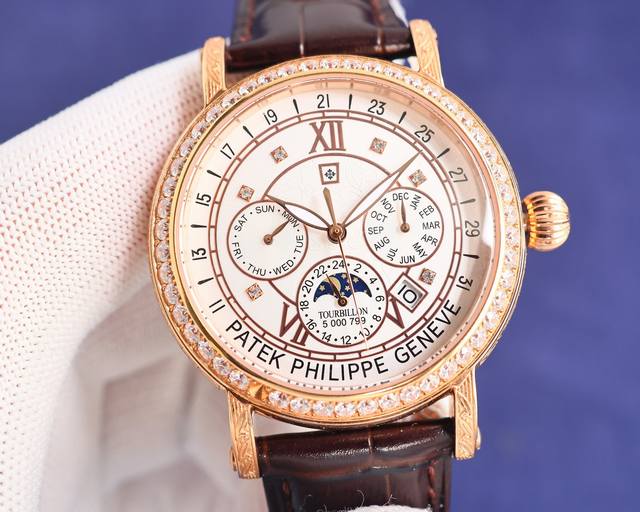 FFF金 百达翡丽Patek Philippe复杂功能系列-纯手工-雕花腕表-惊艳登场，42毫米的表径适配大众男性手寸，非常商务可亦休闲。整表表壳手工雕刻花纹，