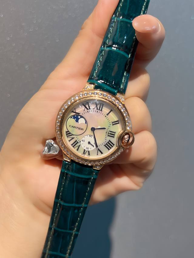 FFF.金 Ballon Bleu de Cartier卡地亚蓝气球腕表奢华系列，百搭尺寸36mm，简约又别具品味，摒弃了现代盛行的繁复华丽的修饰，以简约重新诠