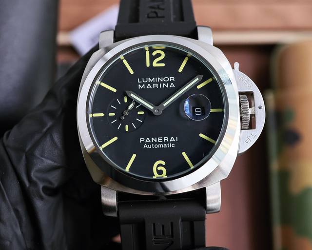 白壳 沛纳海 PANERAI 弧型镀膜玻璃 44mm*16mm 胶表带搭配原装针扣 全自动机械 一款来自硬汉的手表