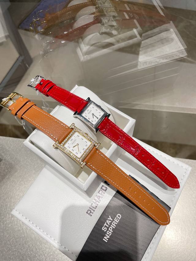 白壳 金壳 钻50 Hermes 爱马仕 Heure H系列 香港DFS环球免税店亮丽的颜色表带环绕独特的“H”型表壳，白色天然贝母数字面，纯手工打磨而成，采用