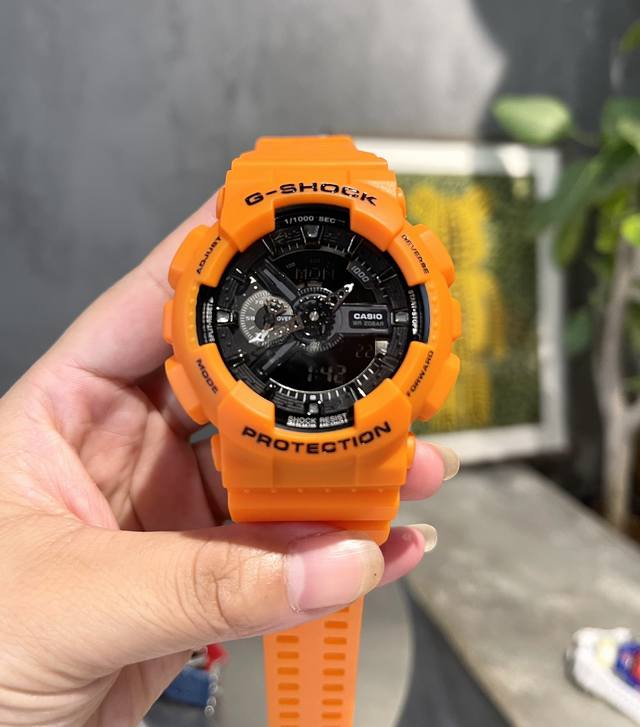 卡西欧GA-110 销冠款G-SHOCK 经典防震表盘设计 45度自动抬手亮灯功能配合冲击视觉的强烈色彩 LCD液晶显示盘精确到1 1000秒的秒表计速功能 防