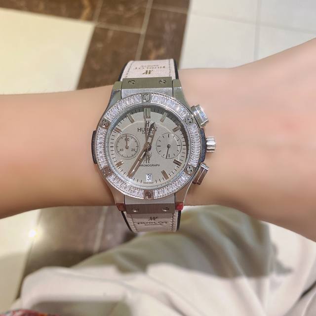 HUBLOT恒宝-宇舶38mm计时女表，就是要颠覆一切规则！宇舶勇敢表达爱意的时刻！Hublot 为您准备好了爱的表白礼物！为您爱的人献上一份满满的爱意与惊喜！