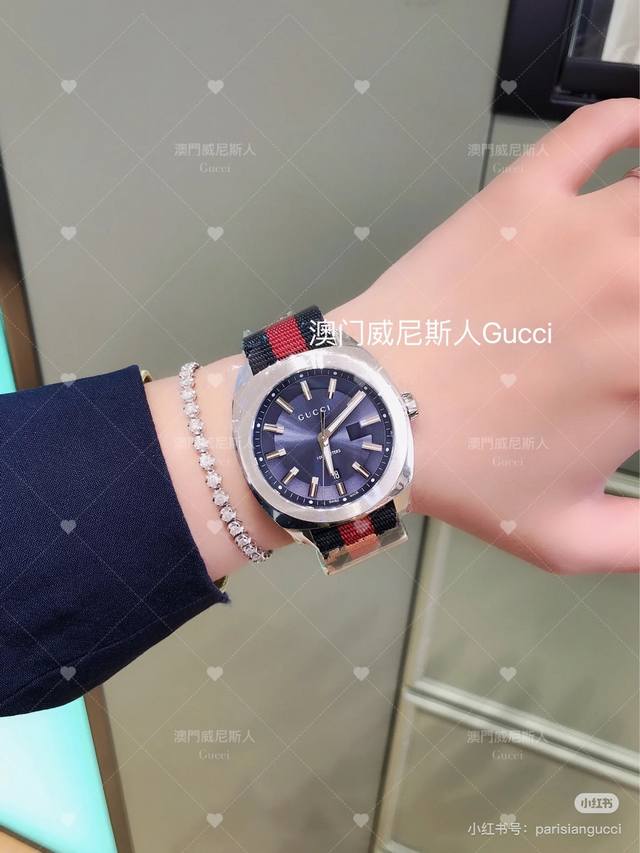 原单尾单 古驰Gucci dive系列经典双拼红绿条纹尼龙布带款 非常时髦百搭的款式哦 精钢材质表头很有分量 男女均可佩戴直径：38mm