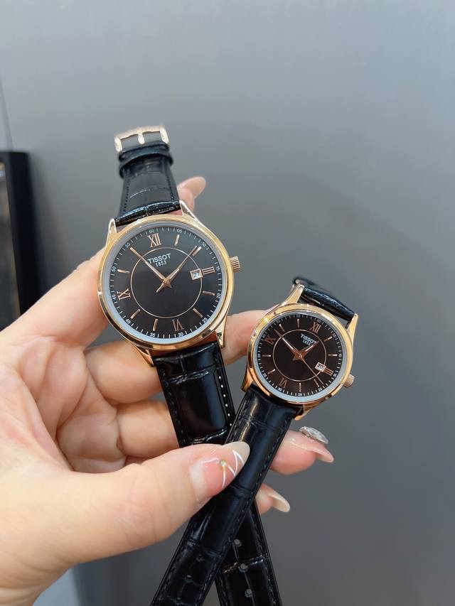 最新白 .金 钢20 天梭TISSOT 全新卡森臻我系列情侣对表隆重登场寓意每时每刻做真实的自己。每一种身份，皆是兴之所至。每一年真我，都独具魅力。佩戴卡森臻我