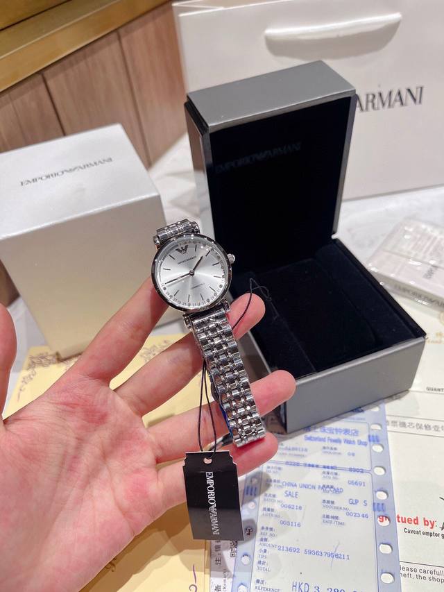 原单阿玛尼armani 316L精钢表镜：强化矿物质玻璃表带：316L表径尺寸：32Mm＊ 珍珠贝母完美融合闪耀腕间 造就了女性典雅形象 纯净简约优雅气质女性之