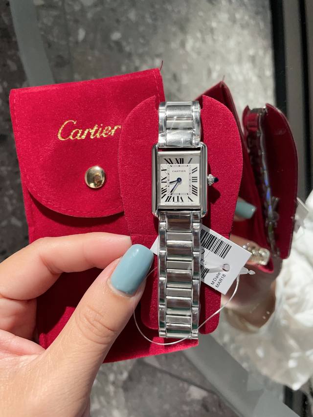 钢带 配绒布袋 Factory 卡地亚 Cartier 坦克系列则推出tank Must腕表，表盘由经典罗马刻度显示 搭配must 系列方尖蓝宝石把头，表壳大小