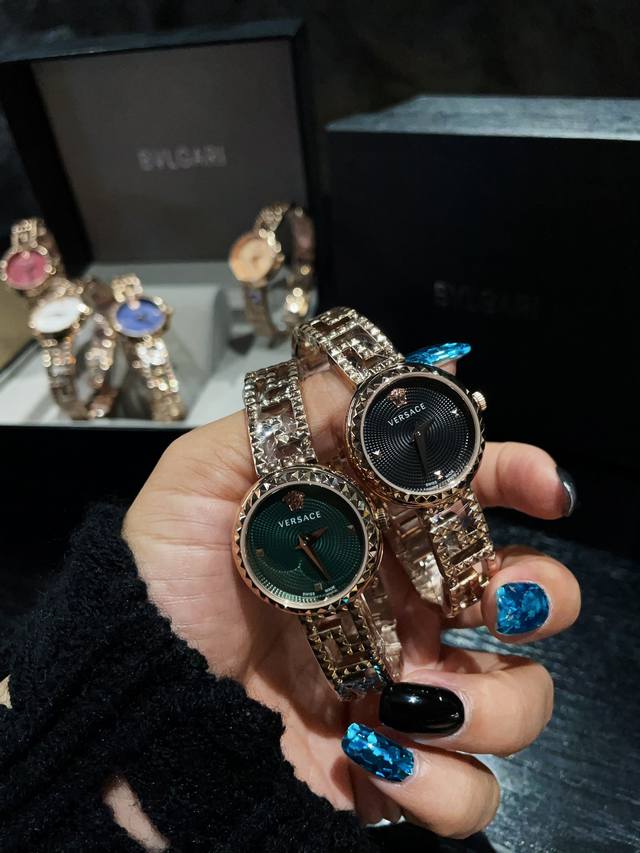 白 金 新款 范思哲 Versace V-Code Lady系列，表径36Mm，希腊回纹铺满表盘与表圈，12时位美杜莎视线聚焦，沿用品牌经典希腊回纹元素，线条勾