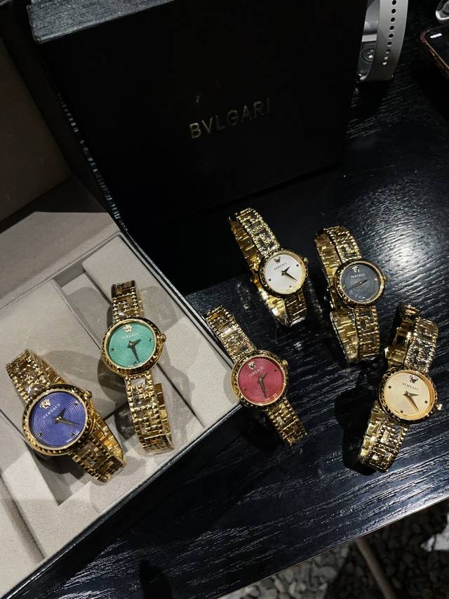 白 金 新款 范思哲 Versace V-Code Lady系列，表径36Mm，希腊回纹铺满表盘与表圈，12时位美杜莎视线聚焦，沿用品牌经典希腊回纹元素，线条勾