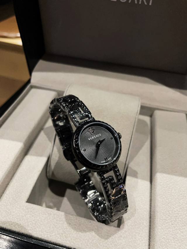 白 金 新款 范思哲 Versace V-Code Lady系列，表径36Mm，希腊回纹铺满表盘与表圈，12时位美杜莎视线聚焦，沿用品牌经典希腊回纹元素，线条勾