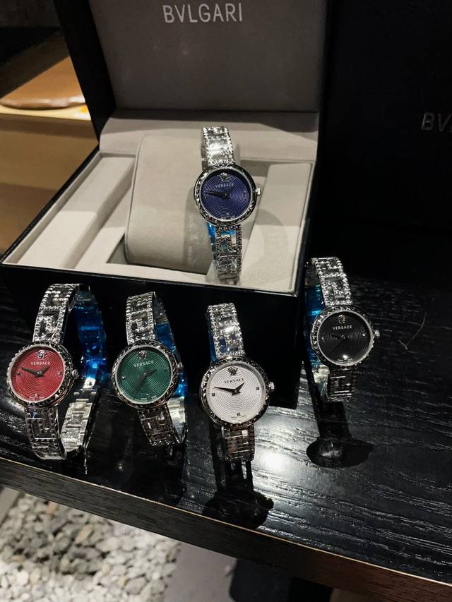 白 金 新款 范思哲 Versace V-Code Lady系列，表径36Mm，希腊回纹铺满表盘与表圈，12时位美杜莎视线聚焦，沿用品牌经典希腊回纹元素，线条勾